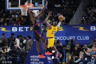 在助攻和防 在助攻和防