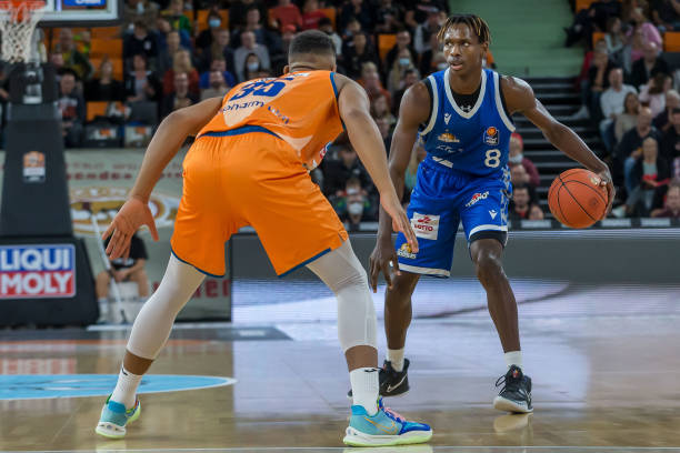 尽管对手在 尽管对手在